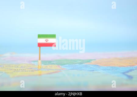 Foyer sélectif du drapeau iranien sur la carte du monde. Iran emplacement du pays et concept de souveraineté. Banque D'Images
