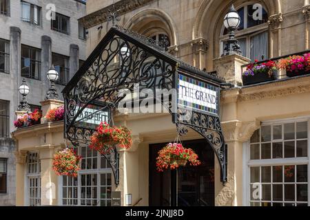 Le Mercure Bristol Grand Hotel est un bâtiment victorien classé Grade II avec marquise décorative et paniers suspendus, Broad Street, City of Bristol, Royaume-Uni Banque D'Images