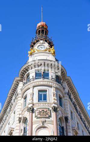 Architecture de l'hôtel four Seasons et des résidences privées. Vue à angle bas de la magnifique tour de l'horloge Banque D'Images