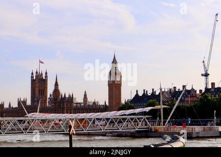 Un coucher de soleil depuis le London Westminster Bridge, le Westminster Palace et Big Ben le 17th juillet 2022 Banque D'Images