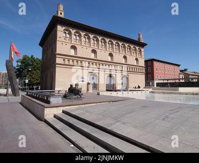 Grande place dans la ville européenne de Saragosse, dans le quartier d'Aragon en Espagne, ciel bleu clair en 2019 chaude journée ensoleillée d'été le septembre. Banque D'Images