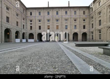 Le Palazzo della Pilotta, palais de Pilotta, est un vaste complexe de bâtiments abritant le théâtre Farnese et la galerie nationale. Banque D'Images