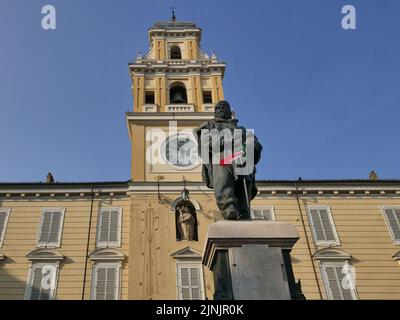 Garibaldi bronze devant le palais Palazzo del Governatore Piazza Garibaldi place centrale ville de Parme région Émilie-Romagne centre de l'Italie Banque D'Images