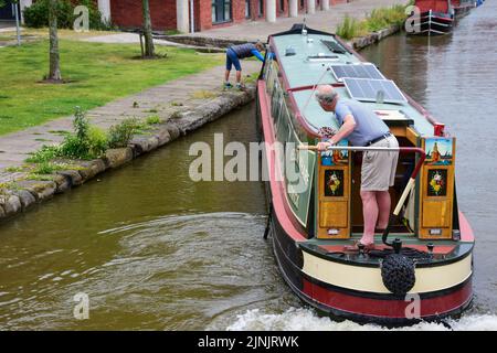 Chester, Royaume-Uni : 3 juillet 2022 : un couple mandate soigneusement son bateau à rames dans le bassin du canal de Chester, sur le canal de l'Union du Shropshire Banque D'Images