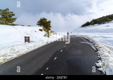 col de montagne enneigé grimpant en vélo. Banque D'Images