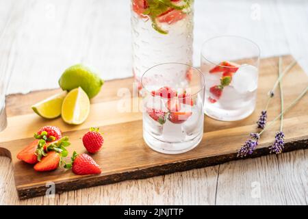 Boisson fraîche avec fraise et citron sur un bureau en bois. Verres avec limonade et glace. Boisson d'été. Banque D'Images