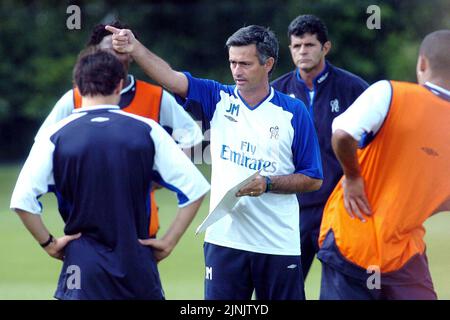 Photo du dossier datée du 06-07-2004 de Jose Mourinho, gestionnaire de Chelsea. Chelsea est l'autre équipe à atteindre 40, entre octobre 2004 et novembre 2005 dans le premier sort de José Mourinho au club, tandis que Arsenal ont une deuxième course de 30 qui a été égalée par Manchester City comme PEP Guardiola côté a gagné le titre 2018. Date de publication : vendredi 12 août 2022. Banque D'Images