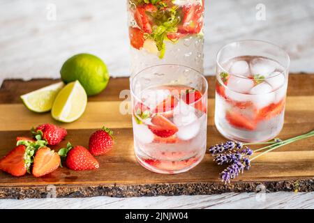 Boisson fraîche avec fraise et citron sur un bureau en bois. Verres avec limonade et glace. Boisson d'été. Banque D'Images