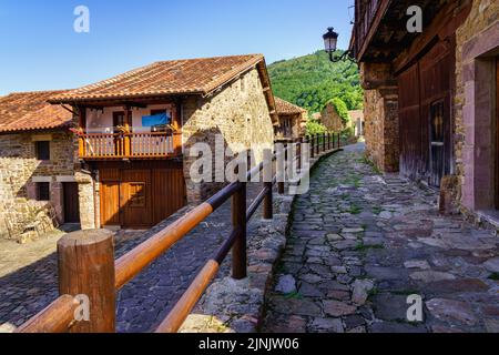 Vieilles maisons en pierre avec clôtures en bois dans les rues. Barcena Maire Santander. Banque D'Images