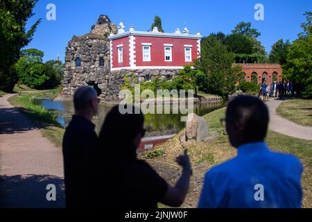 12 août 2022, Saxe-Anhalt, Wörlitz: Île Stein avec la réplique du Vésuve (l) et de la Villa Hamilton. L'île Stein est l'un des points importants du Royaume des jardins de Dessau-Wörlitz, d'une superficie de 142 mètres carrés, et a été restaurée au cours des 24 dernières années. Photo: Klaus-Dietmar Gabbert/dpa Banque D'Images