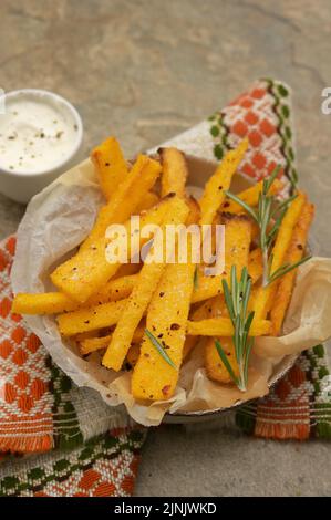 Frites polenta maison avec sauce au thym, au romarin et au yaourt Banque D'Images