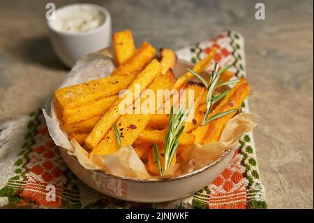 Frites polenta maison avec sauce au thym, au romarin et au yaourt Banque D'Images