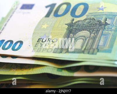 100 billets en euros sur une table Banque D'Images