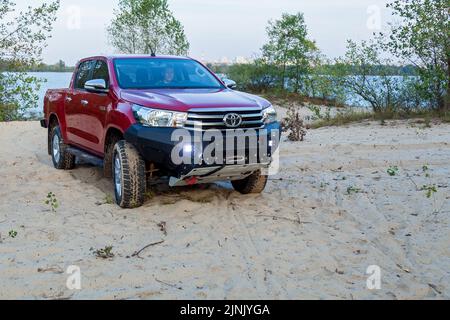 Ukraine Kiev 10 octobre 2020: Nouveau pick-up 4x4 rouge avec Toyota Hilux double cabine, avec pare-chocs en métal renforcé et treuil. Marque automobile japonaise. Banque D'Images