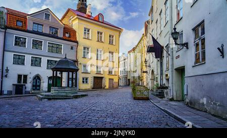 Place médiévale au lever du soleil avec maisons anciennes de couleur. Tallinn Estonie. Banque D'Images