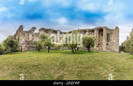 Les Grottes de Catullus, site archéologique d'une ancienne villa romaine à la pointe de Sirmione au lac de Garde, en Italie Banque D'Images