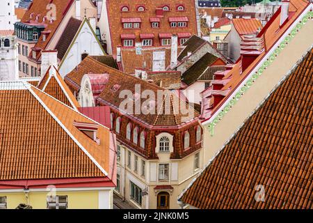 Vue aérienne de la ville de Tallinn avec ses toits rouges et ses maisons médiévales. Banque D'Images