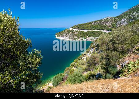 Vue sur la magnifique côte croate près de Makarska. Mer bleue avec plage blanche. Isles en arrière-plan. Météo d'été, ciel bleu. Banque D'Images