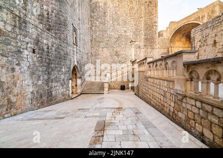 Entrée à la vieille ville de Dubrovnik après la porte de Pilar. Petite rue ancienne avec escaliers et murs de la vieille ville. Patrimoine de l'UNESCO. Banque D'Images