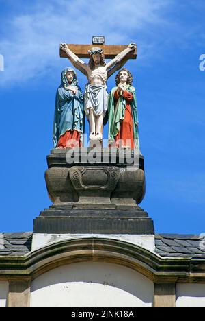 Scène de crucifixion sur une maison arche à la rue Liebfrauen, Trèves, Rhénanie-Palatinat, Allemagne, Europe Banque D'Images