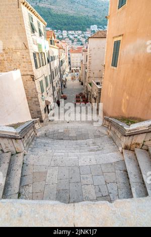 Escalier baroque dans la vieille ville de Dubrovnik, le chemin de l'église Saint Ignace. Célèbre endroit pour touristes, connu comme promenade de la honte. Banque D'Images