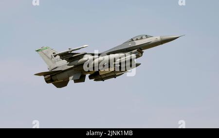 USAF F-16 Faucon battant au départ du Royal International Air Tattoo Banque D'Images