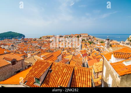 Vue panoramique aérienne de la vieille ville de Dubrovnik. Ancienne ville avec de grands murs de ville près de la mer adriatique. Vue sur les toits, jour d'été ensoleillé. Banque D'Images