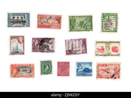 Une sélection d'anciens timbres-poste des Antilles sur fond blanc. Banque D'Images