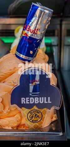 Skopje, Macédoine du Nord, 16 mai 2022 - crème glacée parfumée à la crème rouge Bull Banque D'Images