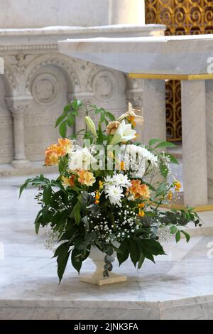 Bouquet de fleurs de lys au pied de l'Autel. Église Saint-Clodoald. Saint-Cloud. Ile-de-France. France. Europe. Banque D'Images