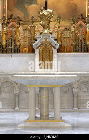 Tabernacle et autel. Église Saint-Clodoald. Saint-Cloud. Ile-de-France. France. Europe. Banque D'Images