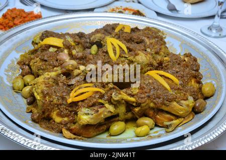 Poulet marocain aux olives et au citron. Servi comme plat principal lors des mariages Banque D'Images