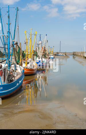 Bateaux de pêche au port de Dorum-Neufeld sur la côte de la mer du Nord de Basse-Saxe, Allemagne, à marée basse Banque D'Images