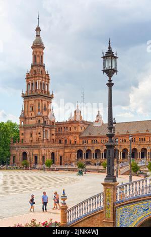 Plaza de España, Séville, Espagne. Vue du centre de l'édifice à la tour nord, une lanterne en avant-sol Banque D'Images