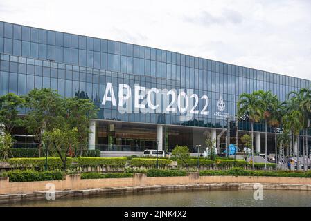 Bangkok, Thaïlande. 12th août 2022. Un panneau de l'APEC 2022 vu au Centre national des congrès de la Reine Sirikit à Bangkok. Le Sommet de coopération économique Asie-Pacifique (APEC) 2022, qui doit se tenir les 18 et 19 novembre 2022 en Thaïlande, réunit les dirigeants mondiaux de 21 pays membres pour la coopération économique régionale. En tant que président de l'APEC de cette année, la Thaïlande devrait discuter d'une gamme de questions, notamment l'investissement, le réchauffement de la planète et la reprise économique post-Covid. Crédit : SOPA Images Limited/Alamy Live News Banque D'Images