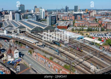 Manchester Piccadilly, Greater Manchester, Royaume-Uni, 12th août 2022. Un Crosscounrty Service arrive Manchester Piccadilly la veille de la grève d'un samedi d'été chargé dans tout le Royaume-Uni. Crédit : Tom McAtee/Alamy Live News Banque D'Images