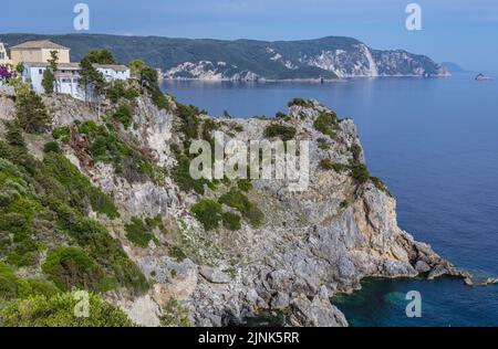 Vue aérienne de la montagne à Palaiokastritsa célèbre station balnéaire sur l'île grecque de Corfou, Monastère sur le côté gauche Banque D'Images