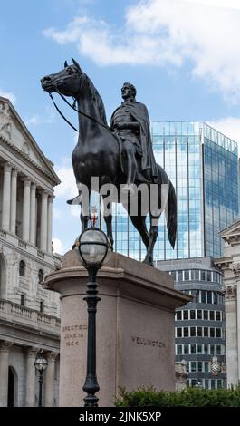 Londres, Angleterre : statue équestre du duc de Wellington, ville de Londres, située à la Bourse royale de Londres Banque D'Images