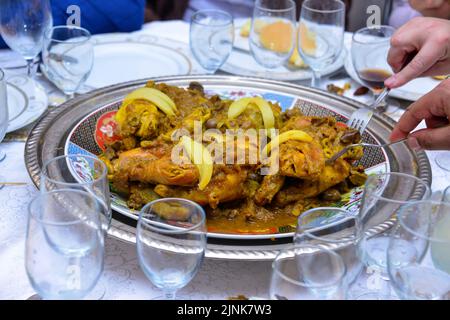 Poulet marocain aux olives et au citron. Servi comme plat principal lors des mariages Banque D'Images