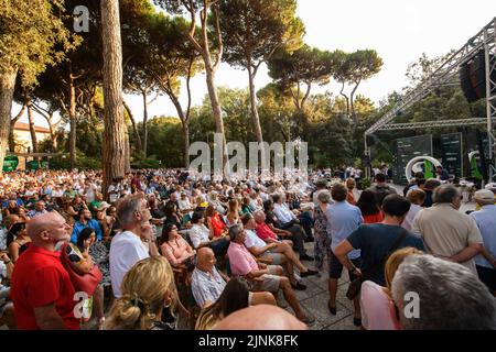 Marina Di Pietrasanta, Italie. 11th août 2022. Le sénateur Matteo Renzi parle de 11 août 2022 lors d'une réunion à Caffè della Versiliana, à Marina di Pietrasanta, Italie. (Photo de Stefano Dalle Luche/Pacific Press/Sipa USA) crédit: SIPA USA/Alay Live News Banque D'Images