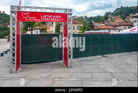 Le cinéma en plein air Stari Grad est préparé pour le Festival du film de Sarajevo 2022 Banque D'Images