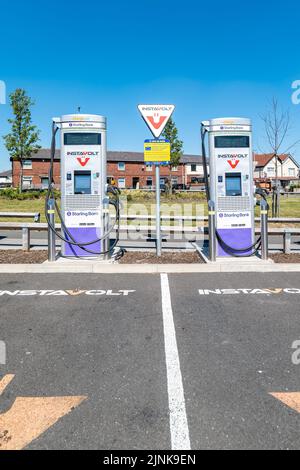 Instavolt, une société possédant un réseau national de points de chargepoints pour véhicules électriques, a annoncé des augmentations de prix à 66p par kwh. Instavolt déclare avoir décidé de transférer le coût élevé de l'énergie aux clients et de blâmer la TVA de 20% facturée sur les infrastructures publiques de recharge de voiture électrique pour des prix élevés par rapport à la charge de maison d'EV. Banque D'Images