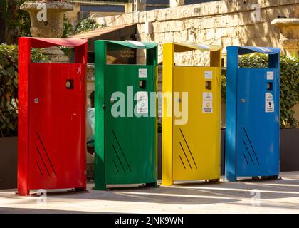 Un certain nombre de poubelles colorées et séparées dans la rue par temps ensoleillé Banque D'Images