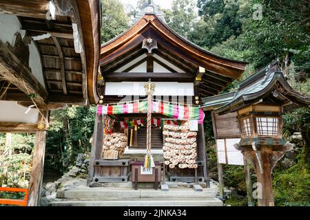 Un bâtiment traditionnel au sanctuaire Kamigamo Jinja Banque D'Images