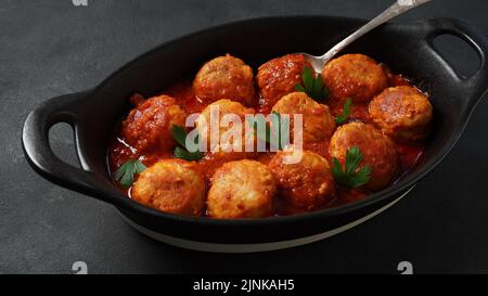 Boulettes de viande dans une sauce tomate aigre et douce aux épices Banque D'Images