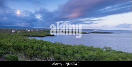 Vue sur le port de Puerto Ayora depuis l'une des vues situées à Las Grietas, sur l'île de Santa Cruz, Galapagos, Equateur Banque D'Images