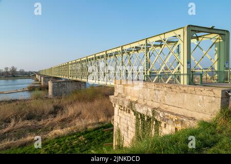 France, Loiret, Vallée de la Loire classée au patrimoine mondial de l'UNESCO, Sully sur Loire, passerelle piétonne et cyclable entre Sully sur Loire et Saint Pere Banque D'Images