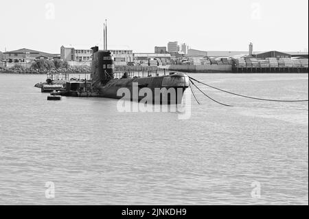 Un sous-marin russe de la guerre froide amarré à Strood sur la rivière Medway dans le kent. Banque D'Images