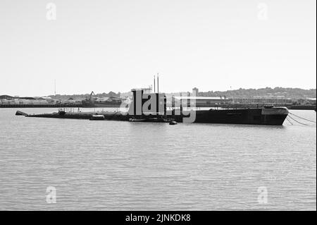 Un sous-marin russe de la guerre froide amarré à Strood sur la rivière Medway dans le kent. Banque D'Images