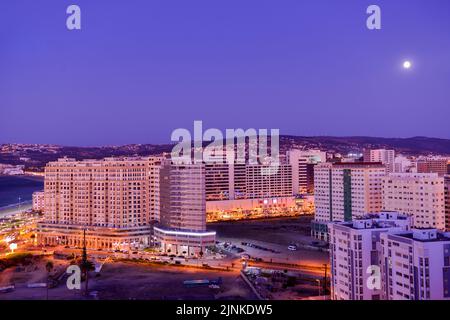 Vue panoramique de la ville de Tanger la nuit, Maroc Banque D'Images